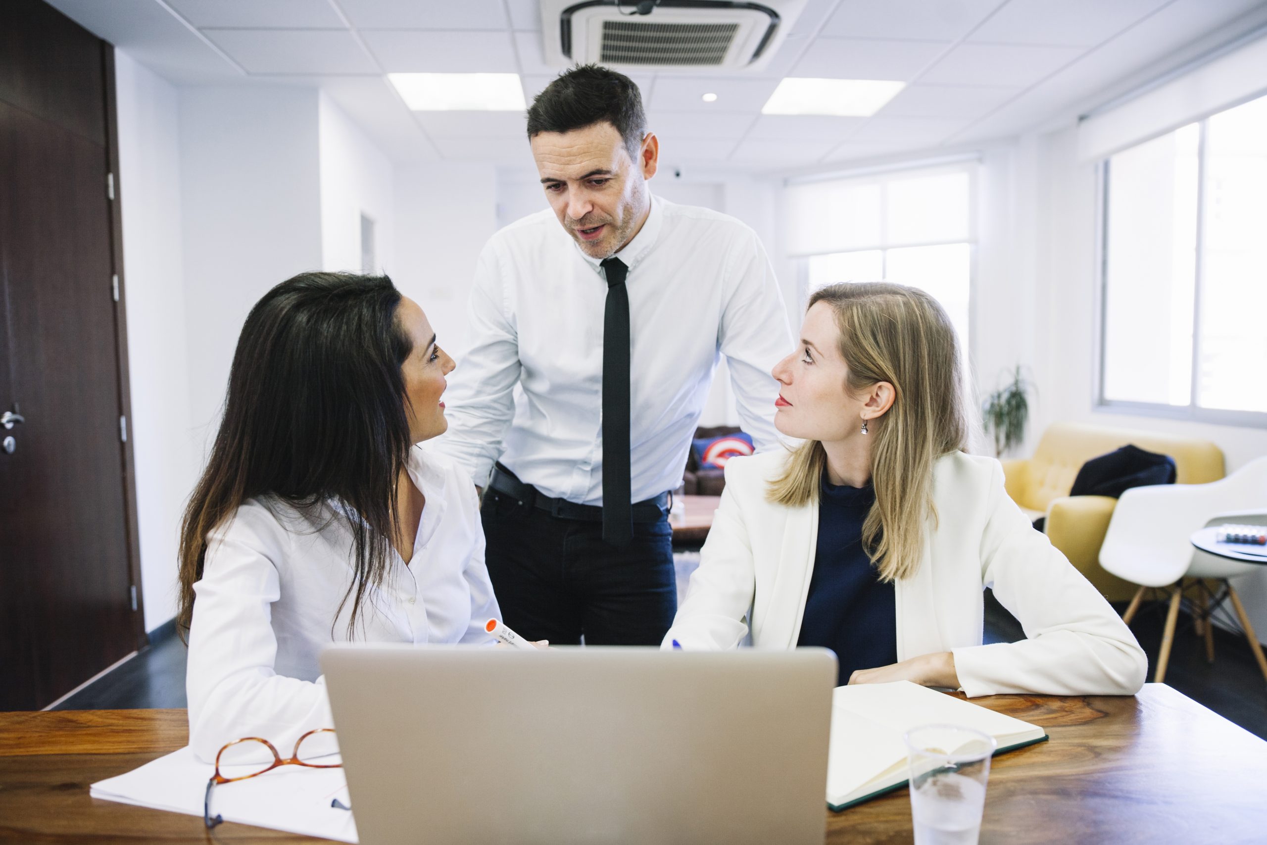 gente-de-negocios-modernos-en-oficina